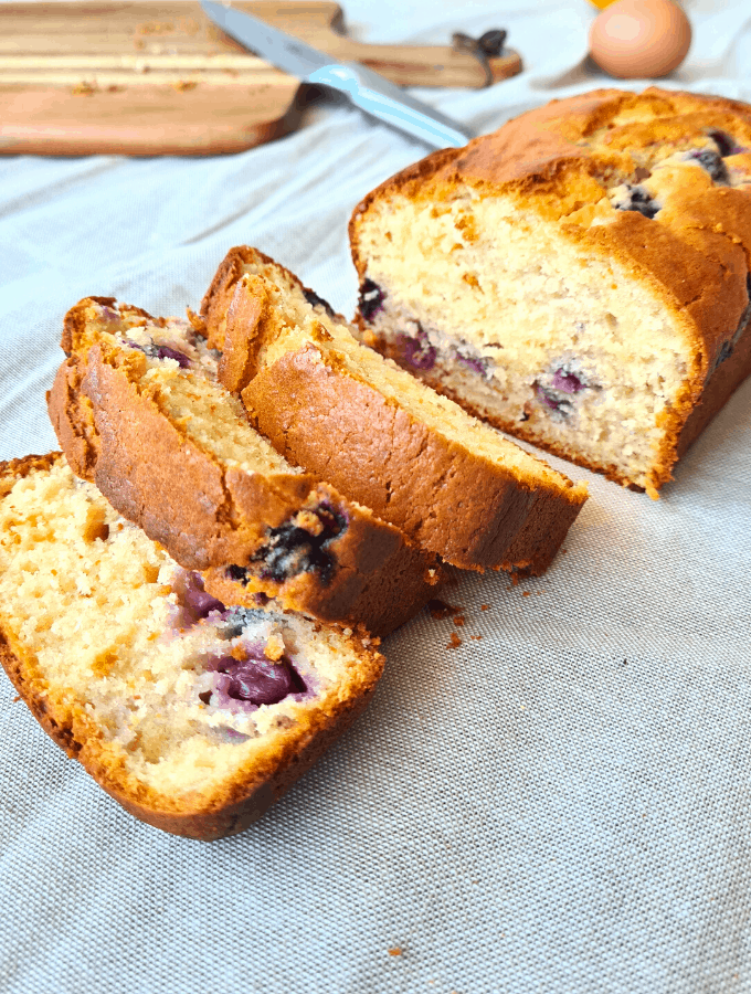 This blueberry yoghurt loaf is delicious, next level moist and since it has yoghurt and blueberries it's basically healthy