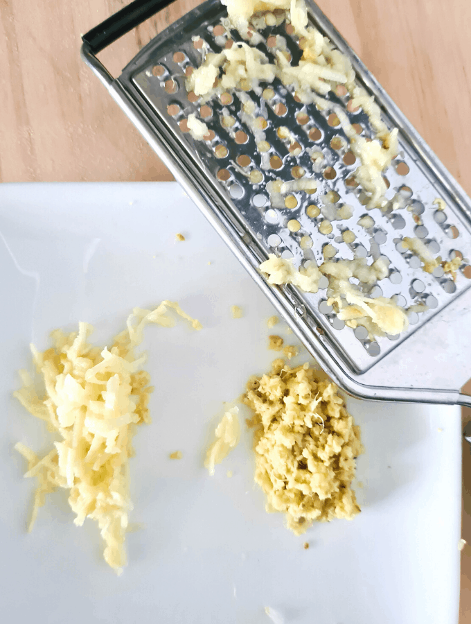 Easy way to mince ginger and garlic, using a grater