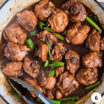 Cooked pot of soy sauce chicken ready for serving