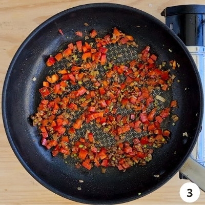 capsicum/red pepper added into pan