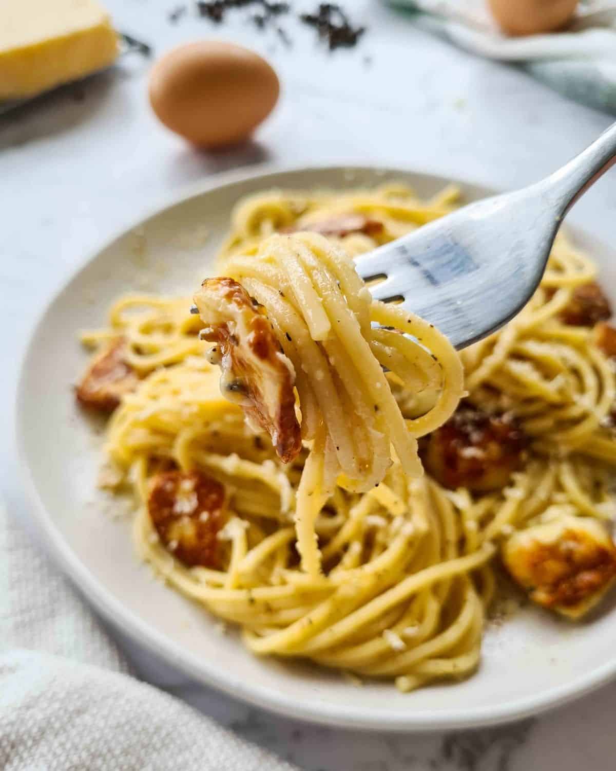 close up forkful of spaghetti carbonara