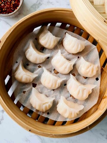 Dumplings in a bamboo steamer